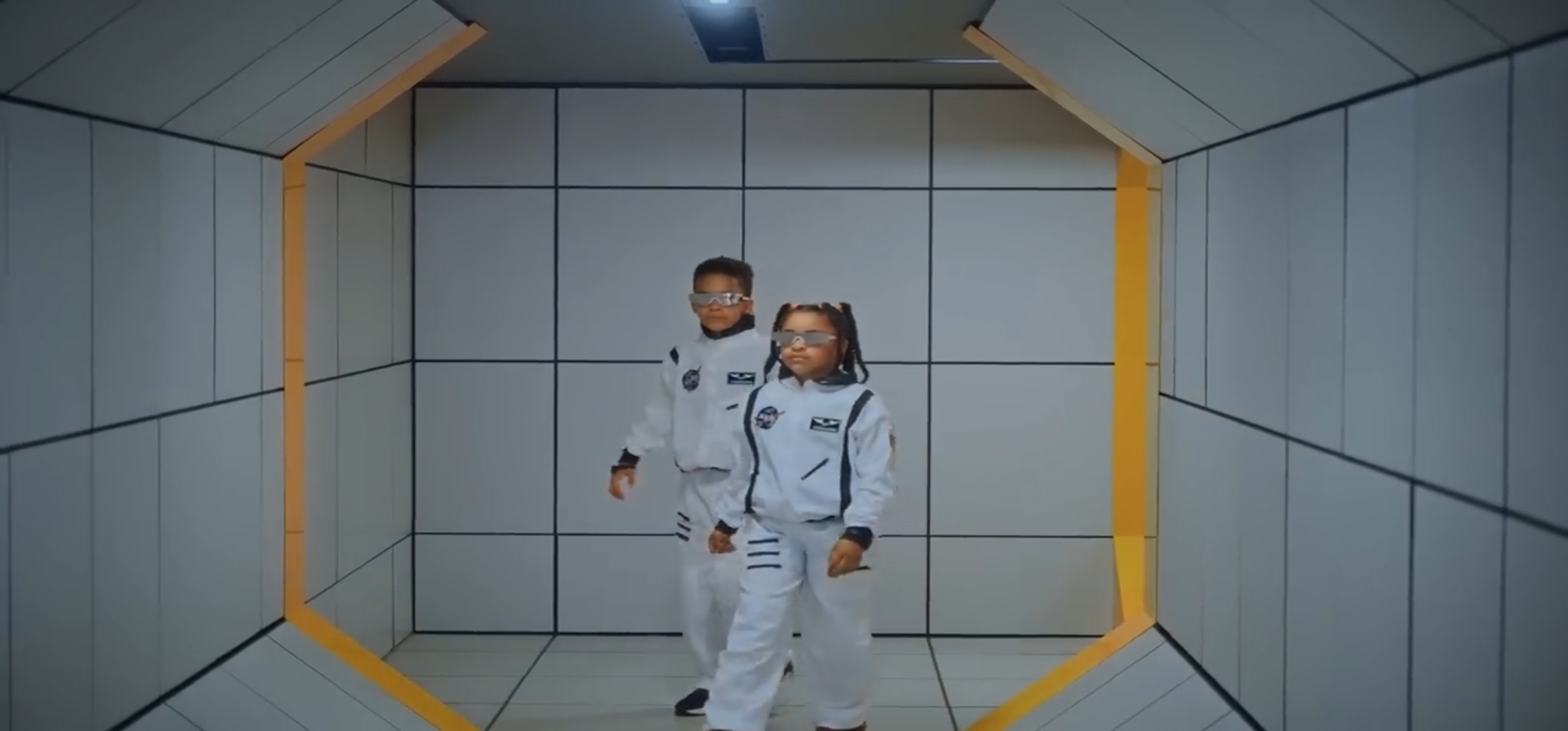 Monde parallèle Blank Meme Template