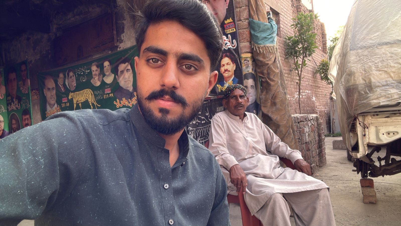 Bande pe: "Selfie game strong hai meri!" Uncle pe: "Beta, WiFi k Blank Meme Template