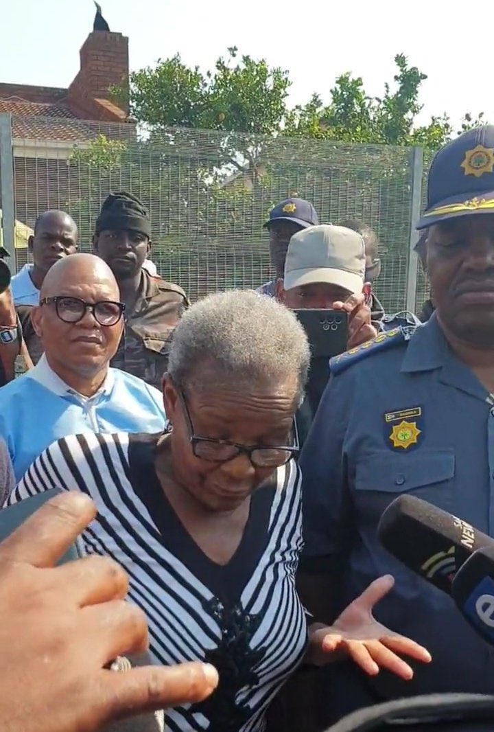 Indlu iyawa Blank Meme Template