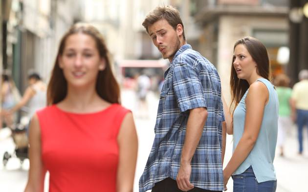 hombre mira mujer Blank Meme Template