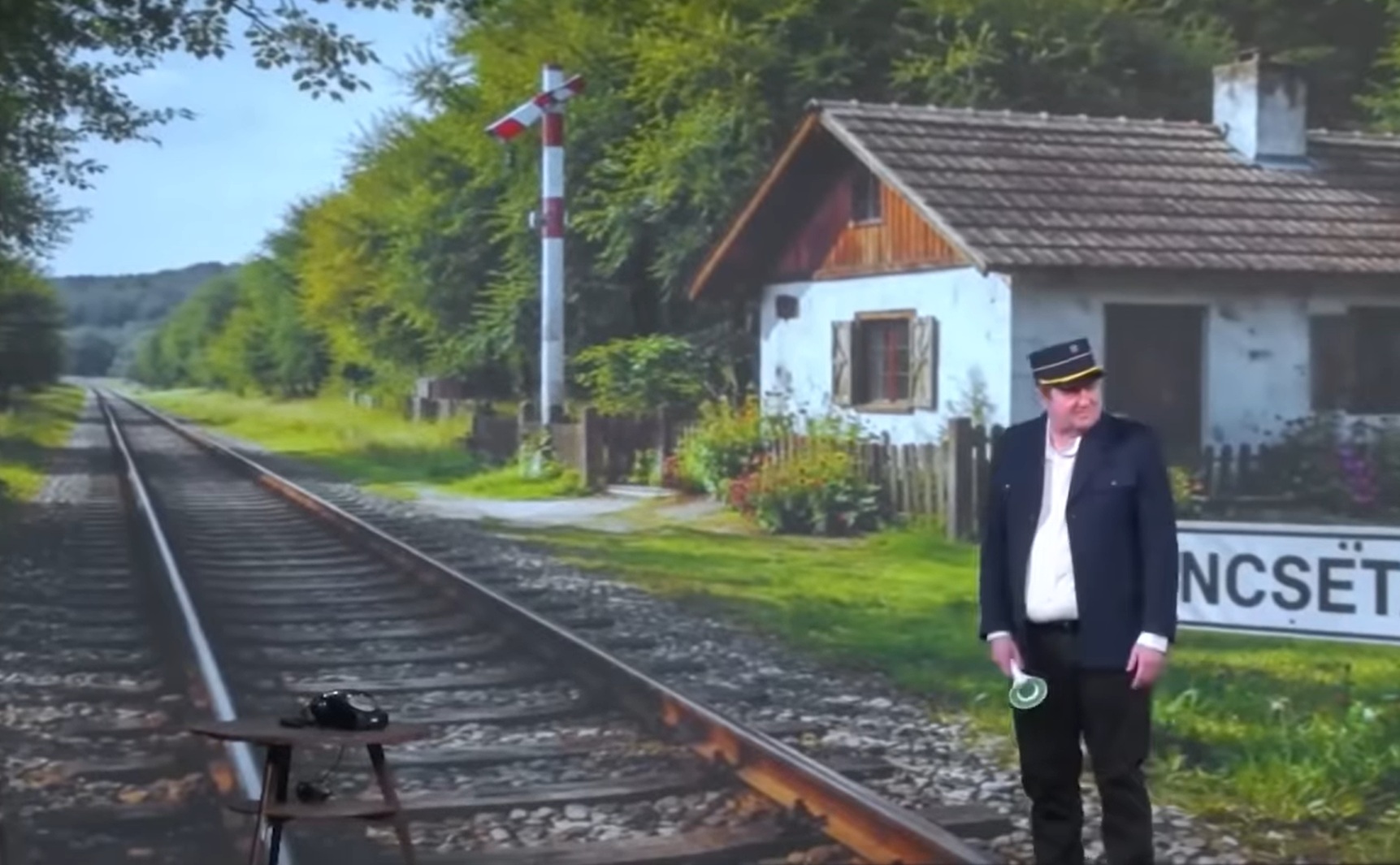 Nem jön a vonat Csincsén Blank Meme Template