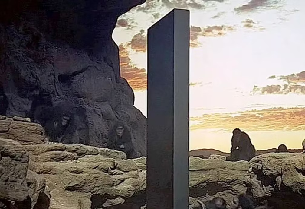 2ØØ1 Monolith Blank Meme Template