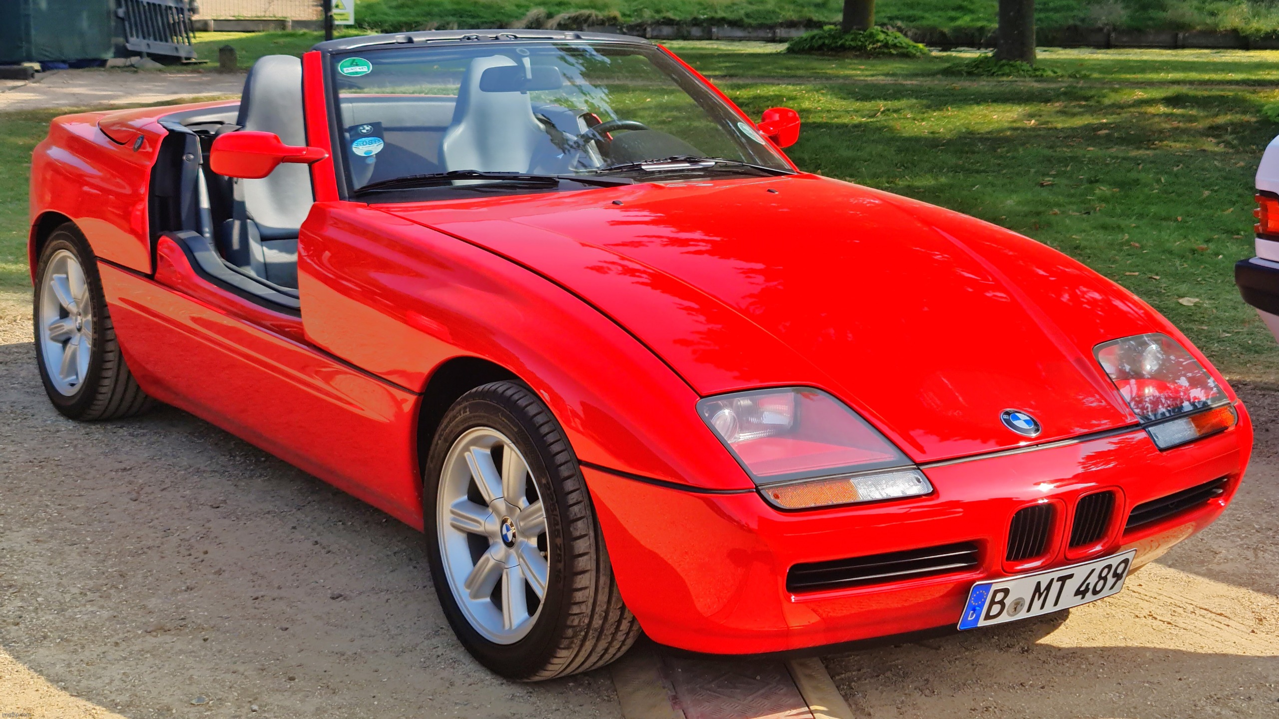 BMW Z1: Futuristic Doors! | image tagged in bmw z1,bmw,cars | made w/ Imgflip meme maker