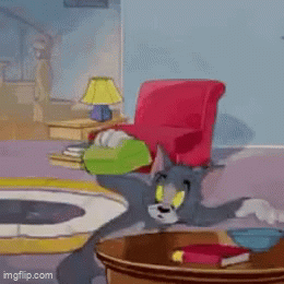 Tom, du dessin animé Tom et Jerry, fouille frénétiquement la pièce en retournant meubles et livres