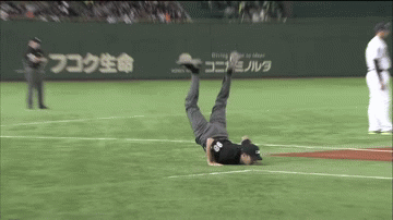 Fake umpire shows off dance moves in Tokyo Dome (Video)