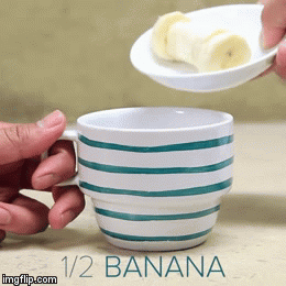 Hancurkan setengah buah pisang pakai garpu di dalam gelas mug. (Via: facebook.com/buzzfeedtasty)