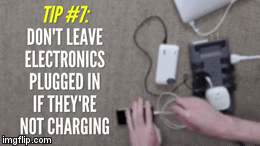 Jangan biarkan chargeran menetap di stop kontak saat tidak digunakan. (Via: youtube.com)