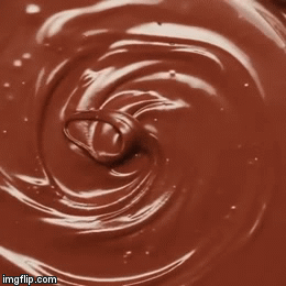 Sementara dibekukan, kamu bisa melelehkan cokelat chips. Setelah adonan mengeras, celupkan ke cokelat yang meleleh. (Via: youtube.com)
