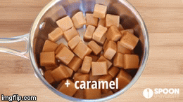 Lelehkan karamel dengan sedikit tambahan rempah labu. Begitu juga lelehkan cokelat putih. (Via: youtube.com)